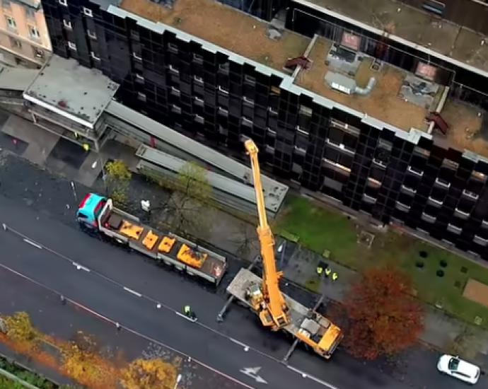 Látványos daruzási művelet a Honvédkórháznál - videós tartalom