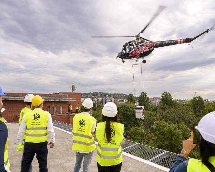 Kórházüzemeltetés: helikopterrel emelték helyére az új klímarendszert a Szent Imre
